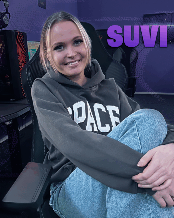 Kuvassa Fortnite-kerhon ohjaaja Suvi.
