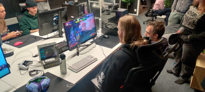 Riot Play Clubin kävijät pelaamassa 2XKO:ta EXENin pelitilalla.