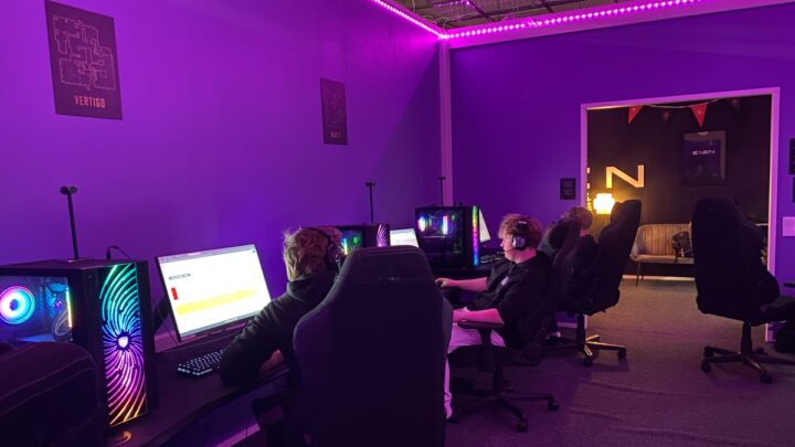 Valmentaja ja kaksi EXEN Juniors -pelaajaa treenaamassa EXENin pelitilalla.