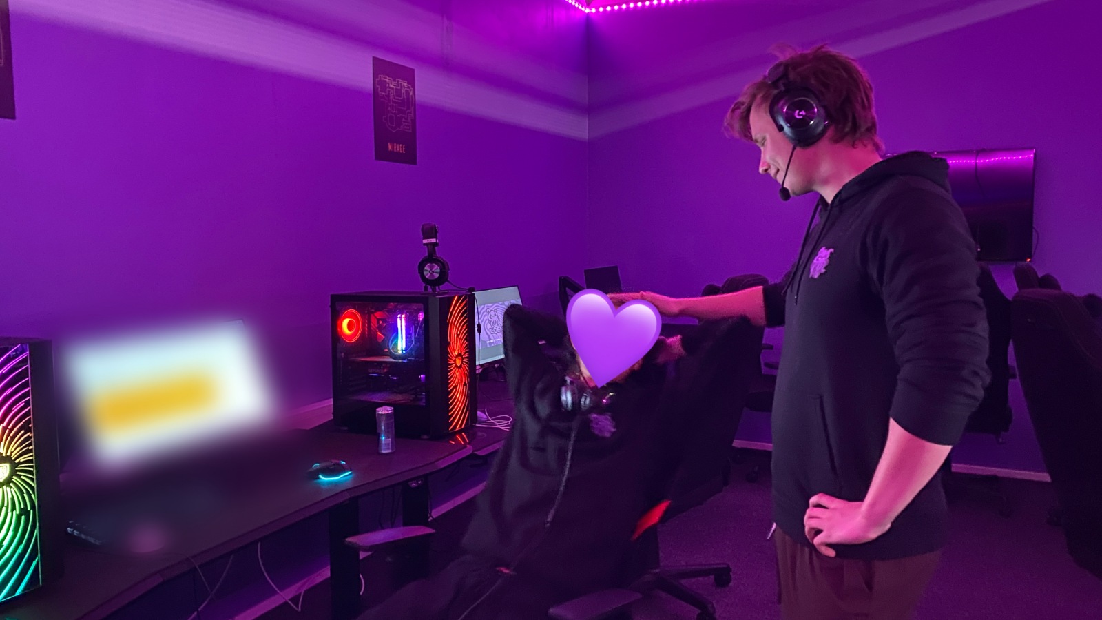 EXEN Juniors pelaaja ja valmentaja EXENin pelitilalla.