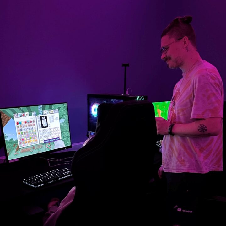 Ohjaaja Luca ja kerholainen tietokoneen äärellä EXENin Minecraft -pelikerhossa.