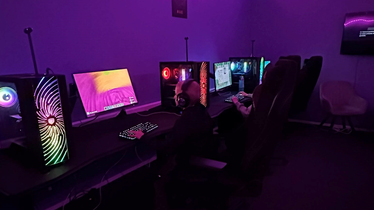 Lapsia pelaamassa EXENin pelikerhossa.