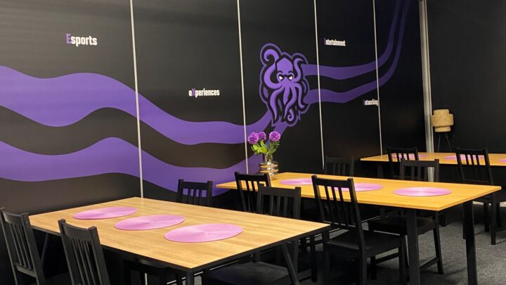 EXENin pelitilan lounge-alue.